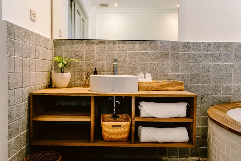 Executive Room, 1 King Bed, Bathtub | Bathroom | Free toiletries, hair dryer, slippers, towels