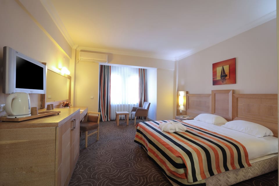 Standard Room | Minibar, in-room safe, desk, laptop workspace