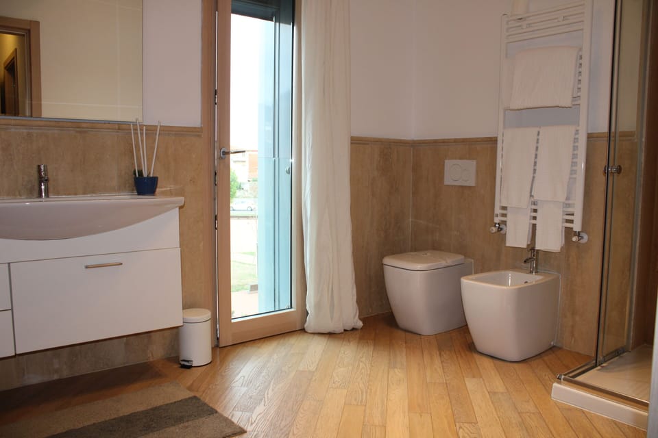 Design Apartment, 2 Bedrooms | Bathroom | Shower, rainfall showerhead, designer toiletries, hair dryer