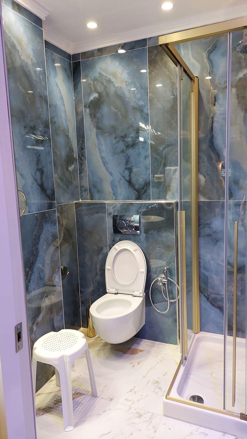 Triple Room | Bathroom | Shower, rainfall showerhead, free toiletries, hair dryer