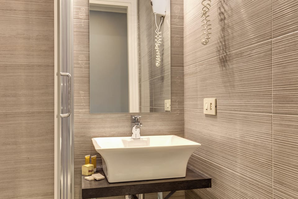 Classic Triple Room | Bathroom | Shower, rainfall showerhead, hair dryer, towels
