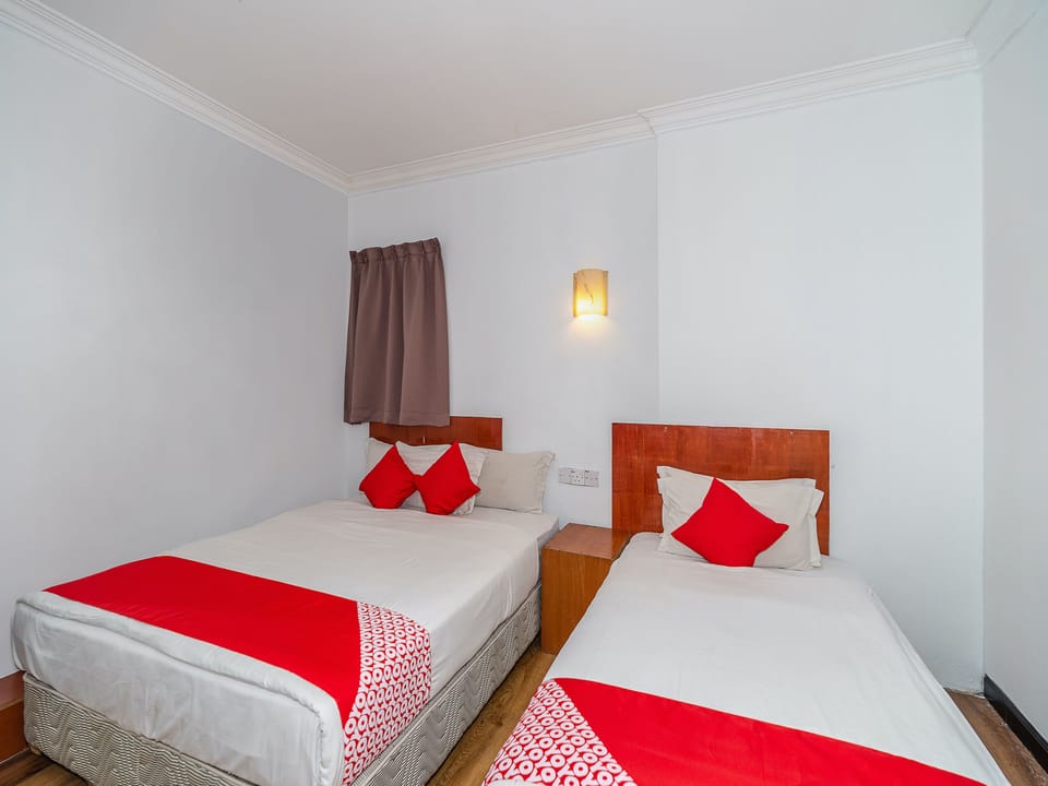 Deluxe Triple Room | Desk, WiFi (free), bed sheets