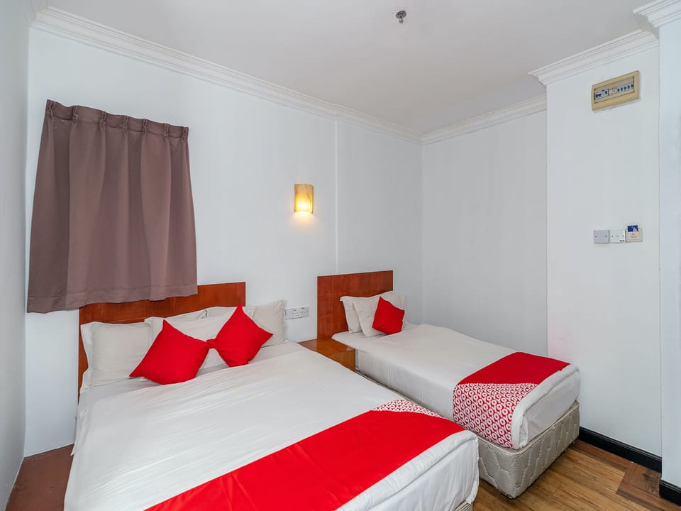 Deluxe Triple Room | Desk, WiFi (free), bed sheets