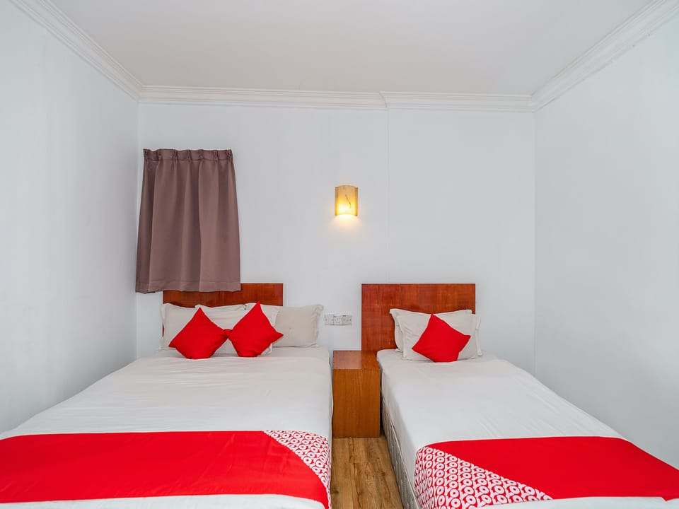 Deluxe Triple Room | Desk, WiFi (free), bed sheets