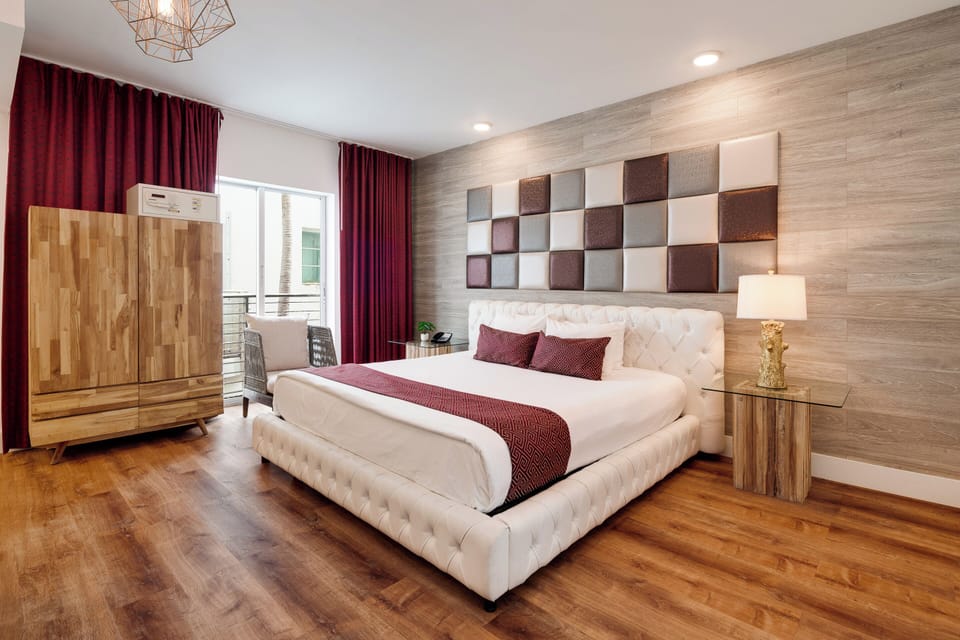 Junior Suite King Juliette Balcony | Egyptian cotton sheets, premium bedding, memory foam beds, minibar