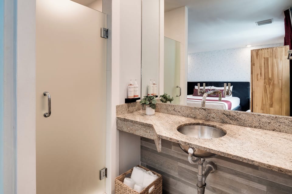 Junior Suite King | Bathroom | Shower, designer toiletries, hair dryer, towels