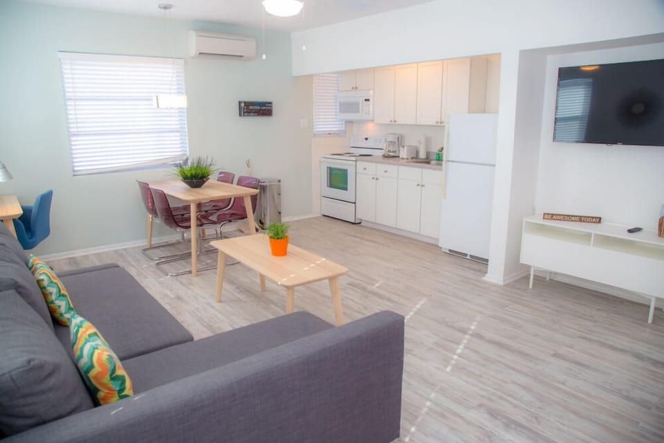 1 Bedroom Suite 2 Queen | Private kitchen | Microwave, coffee/tea maker, toaster, paper towels