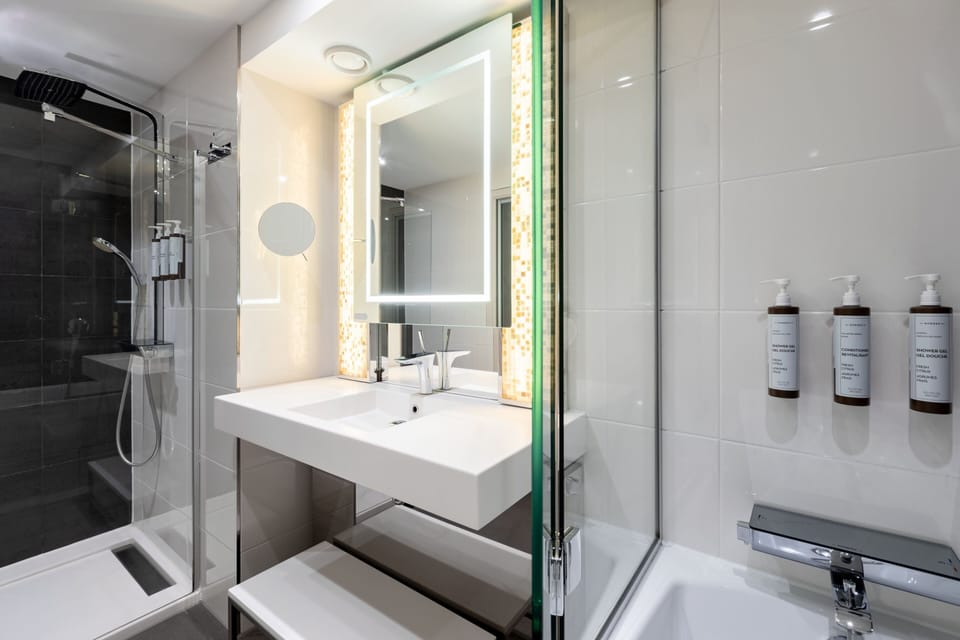 Junior Suite, king size bed | Bathroom | Rainfall showerhead, free toiletries, hair dryer, towels