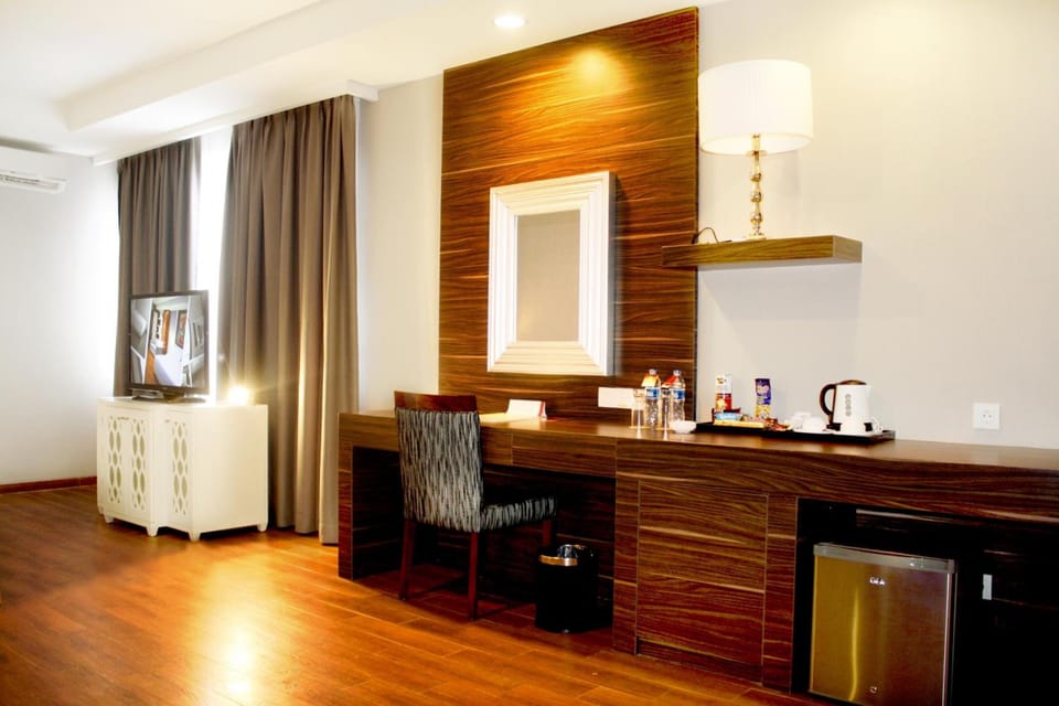 In-room safe, desk, free WiFi