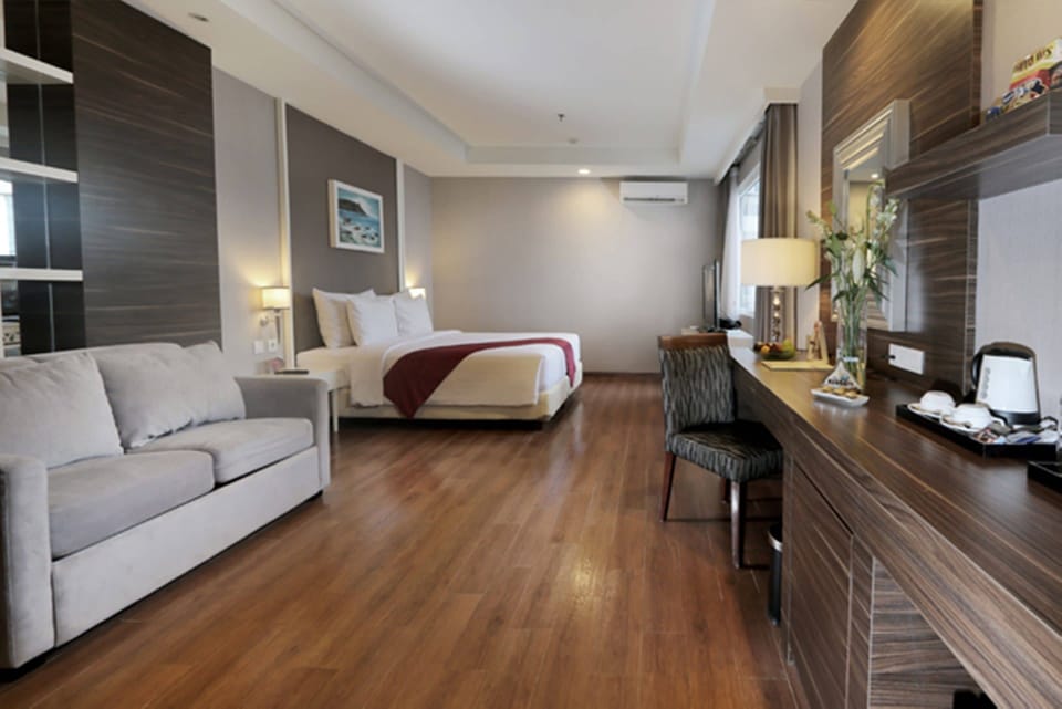 Executive Studio Suite, 1 King Bed | In-room safe, desk, free WiFi