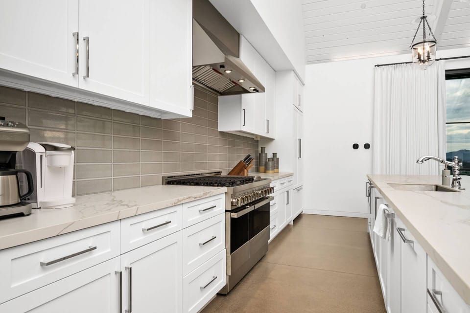 Cook delicious meals for breakfast, lunch, and dinner in this fully equipped kitchen. We suggest grabbing some ingredients from a local farm.