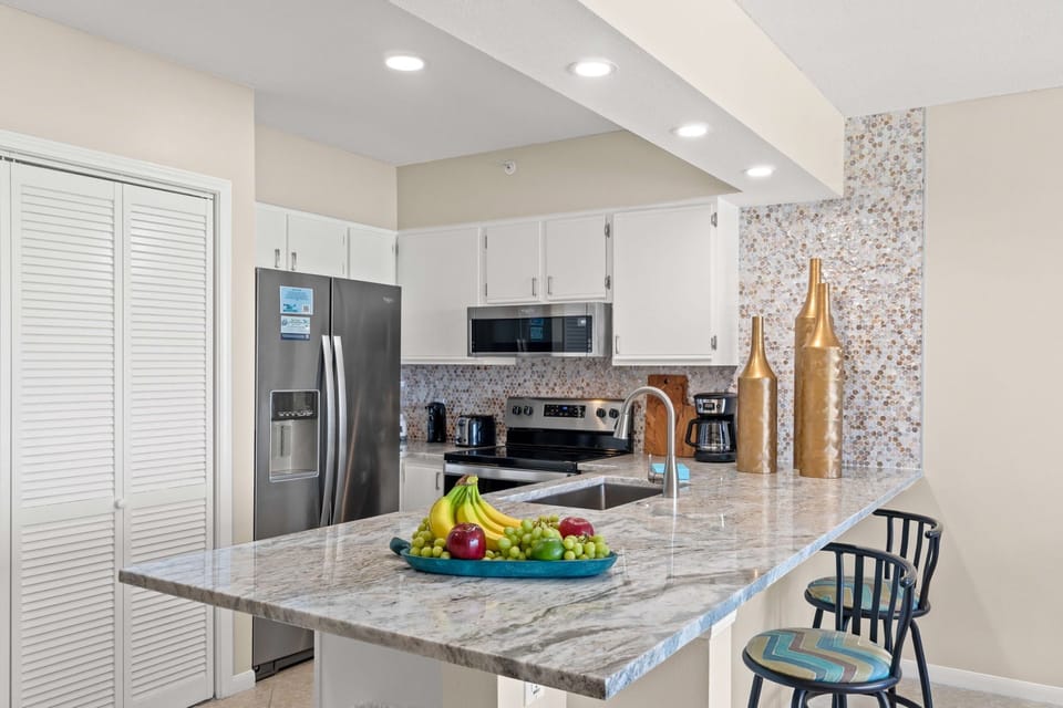 Kitchen - Additional seating at the kitchen island.