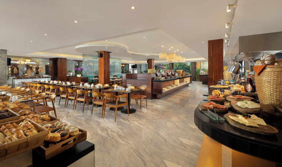 6 restaurants; breakfast, lunch, dinner, and brunch served