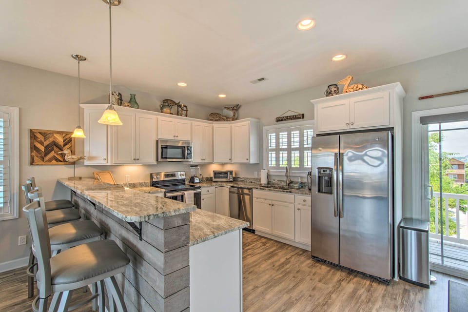 Kitchen | Main Level | Fully Equipped | Coffee Maker | Dishware/Flatware