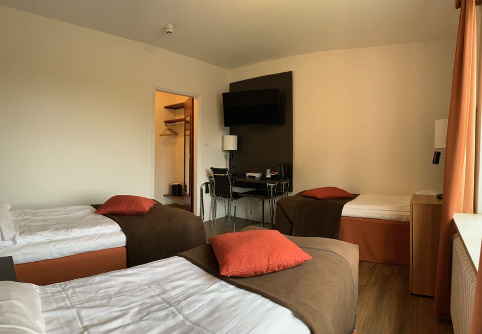 Triple Room | Desk, free WiFi, bed sheets