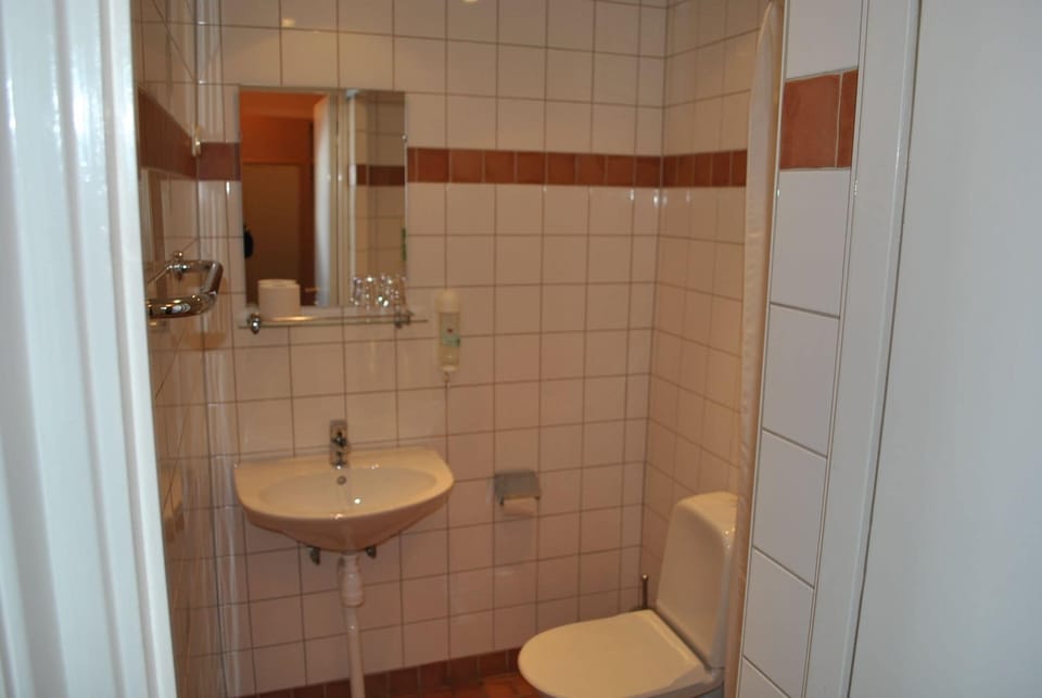 Shower, free toiletries, towels