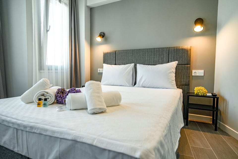 Deluxe Room | Minibar, iron/ironing board, free WiFi, bed sheets