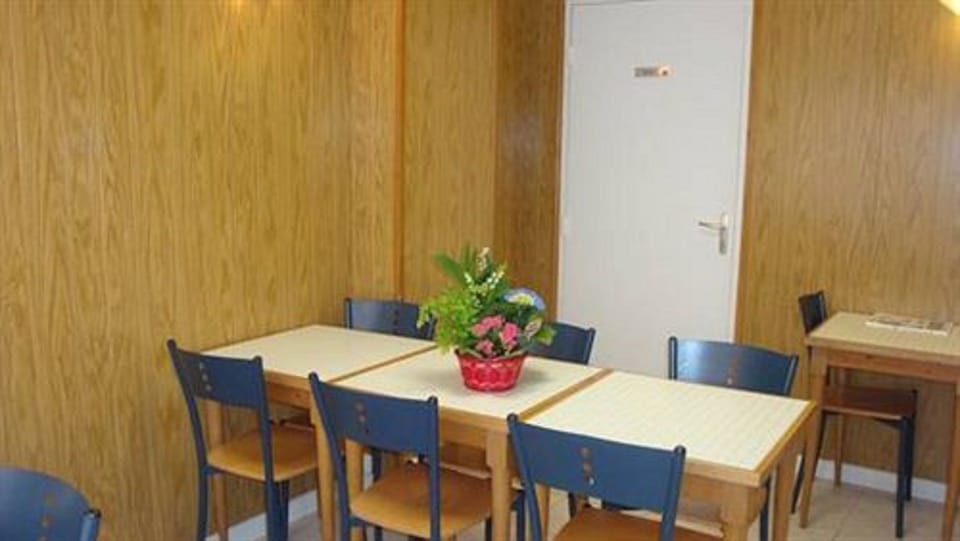 Daily continental breakfast (EUR 5 per person)