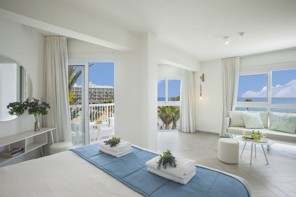 Deluxe Suite with Sea View | Premium bedding, in-room safe, blackout drapes, iron/ironing board