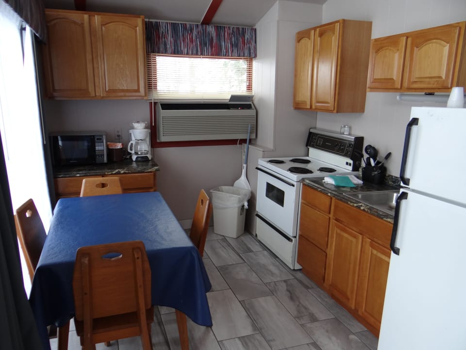 Chalet | Private kitchenette | Coffee/tea maker, fridge