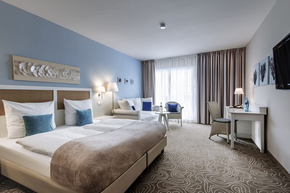 Desk, soundproofing, free WiFi, bed sheets