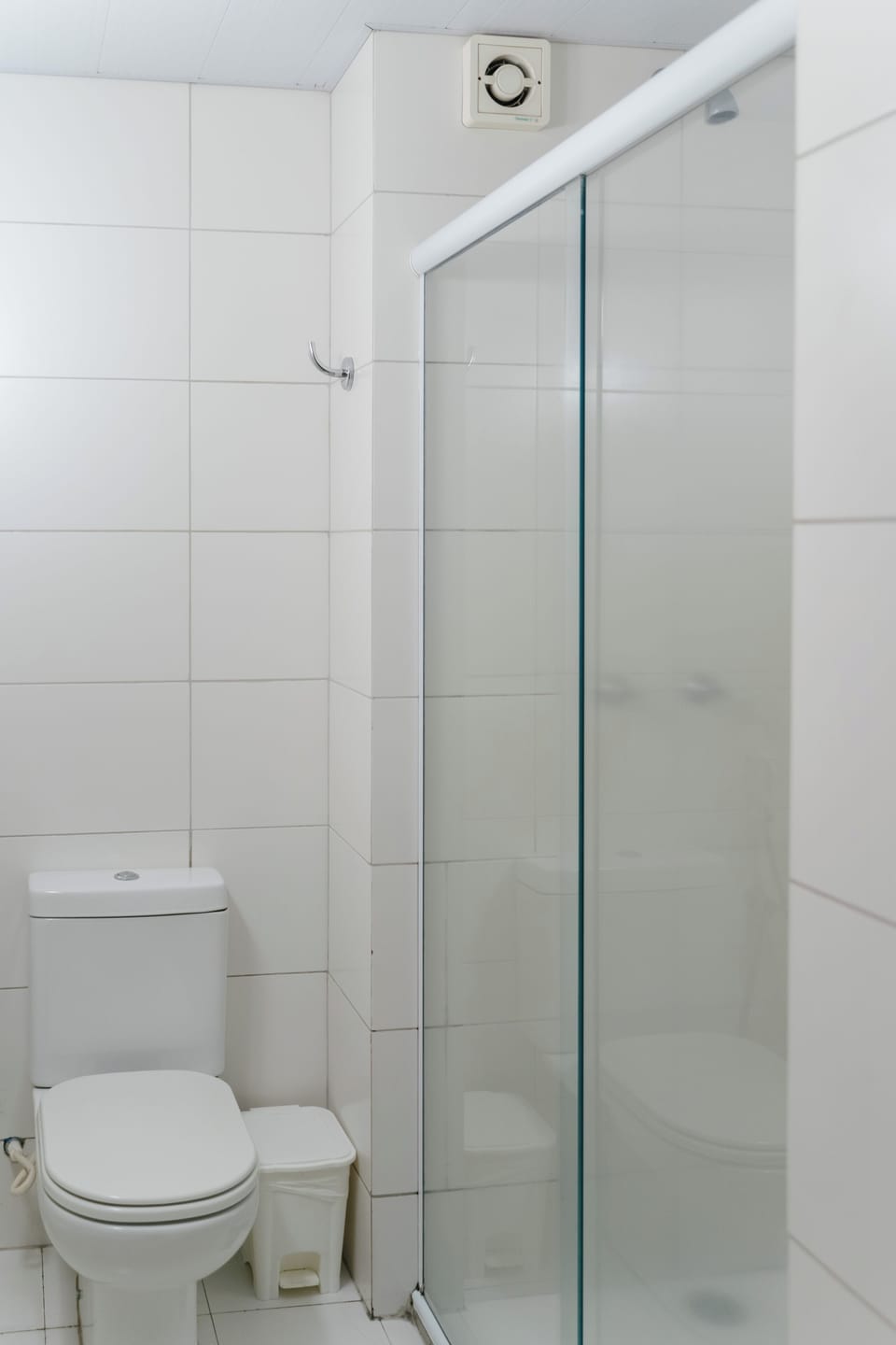 Shower, rainfall showerhead, free toiletries, hair dryer