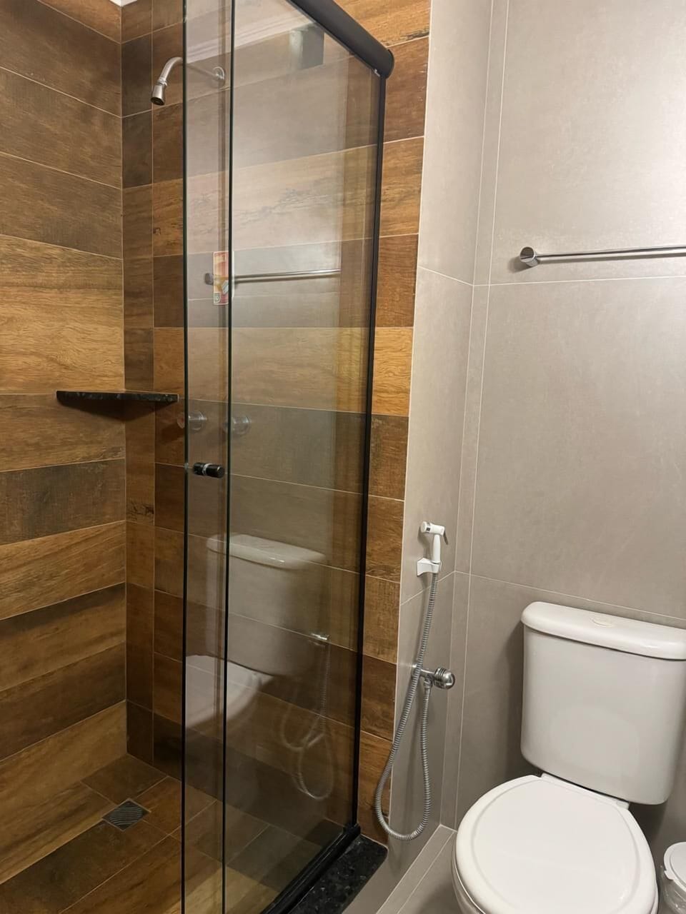Shower, free toiletries, towels