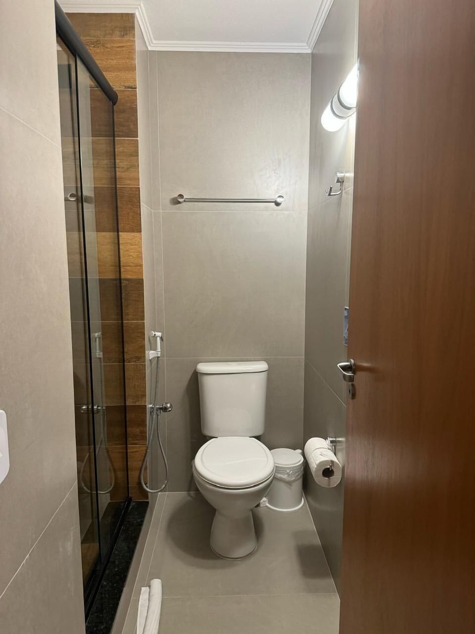 Shower, free toiletries, towels