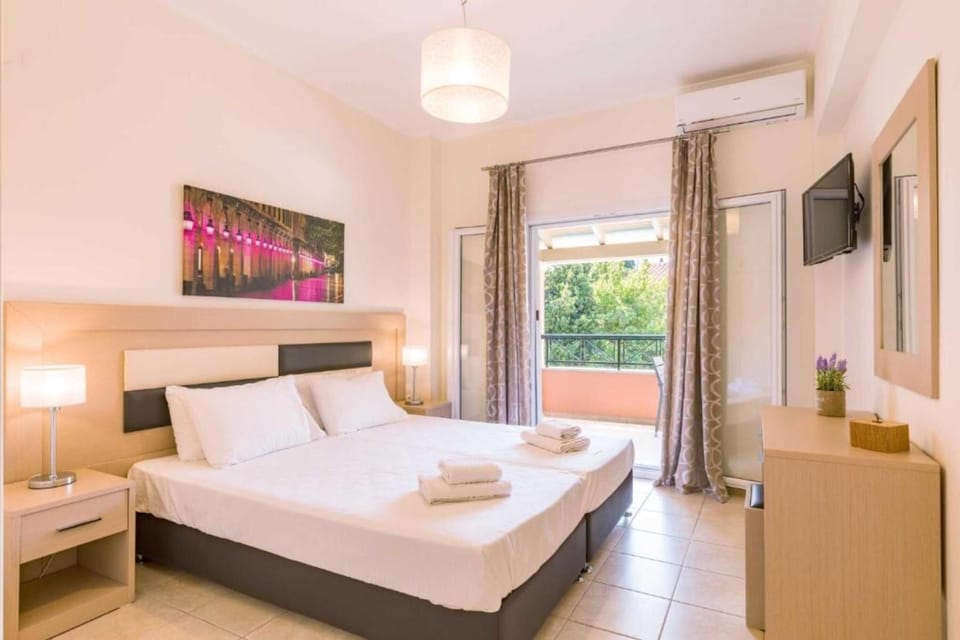 Deluxe Apartment | Premium bedding, down comforters, pillowtop beds, desk