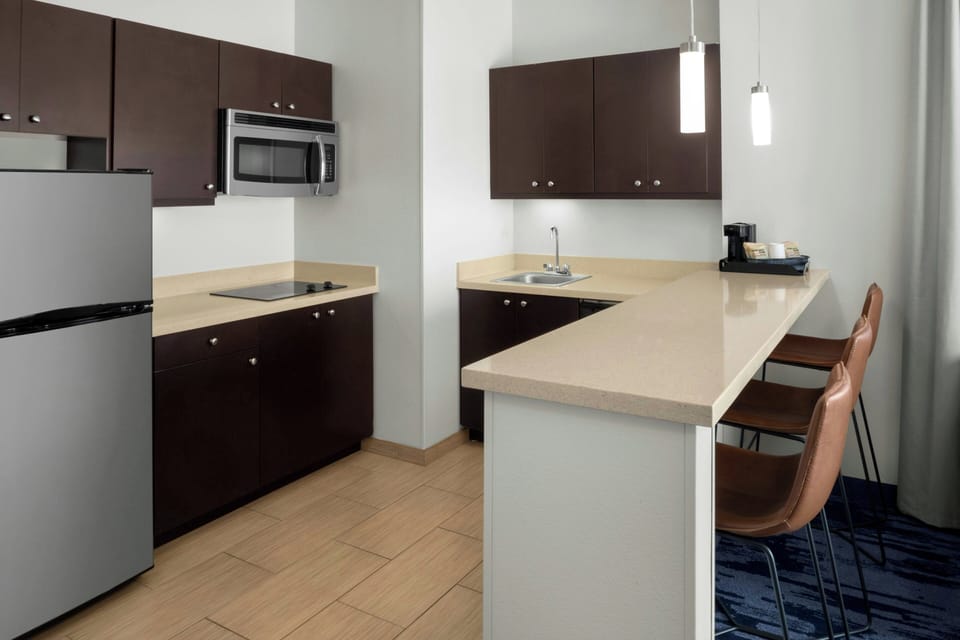 Suite, 1 Bedroom, Kitchen | Private kitchen | Microwave, coffee/tea maker