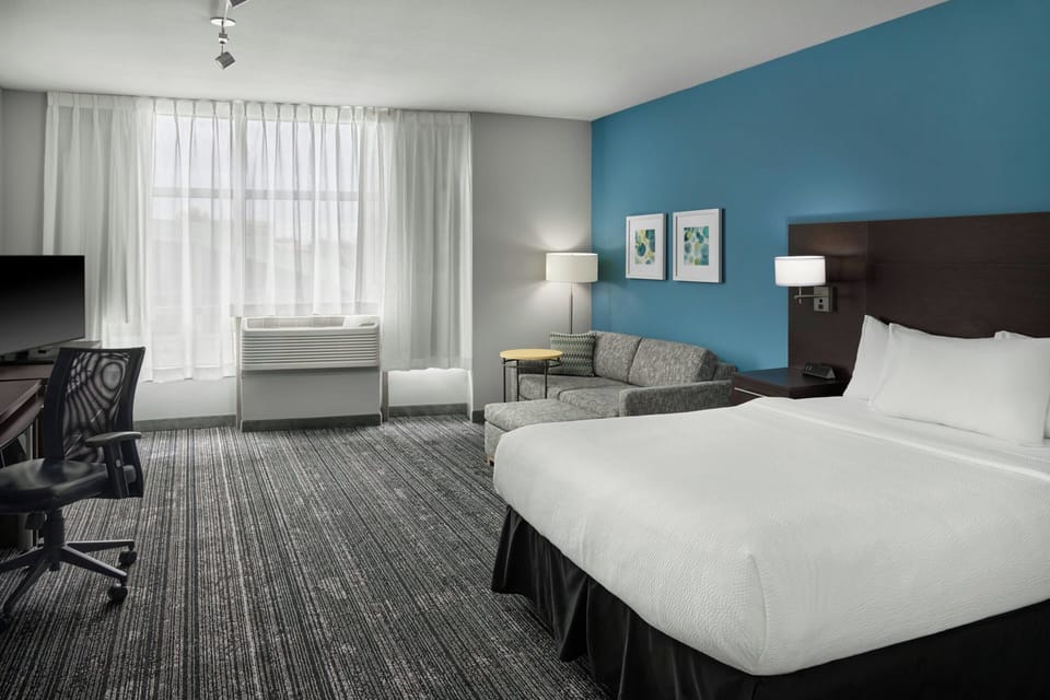 Studio, 1 King Bed with Sofa bed | Desk, laptop workspace, soundproofing, iron/ironing board