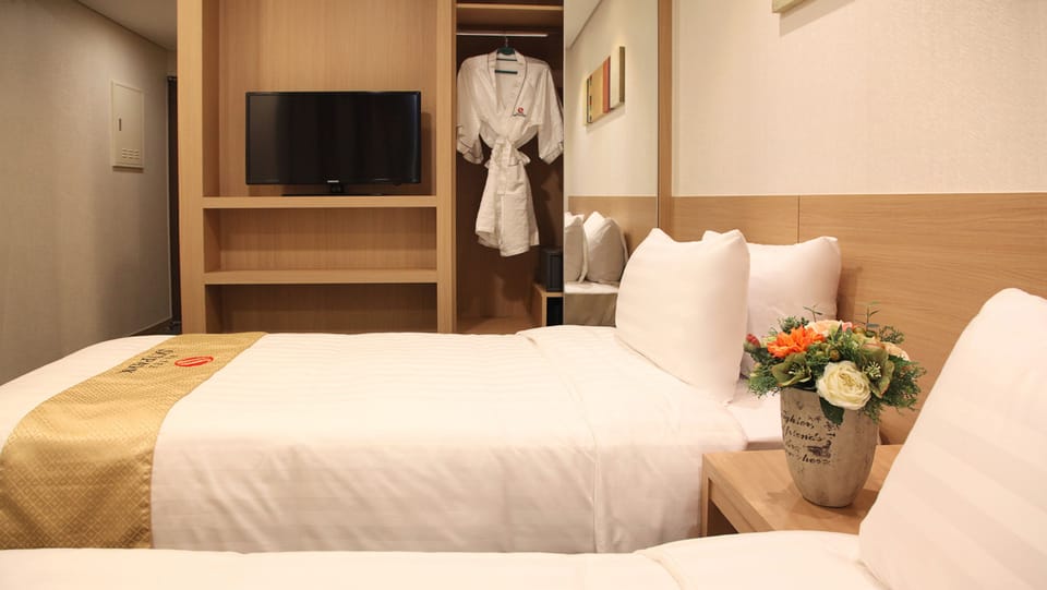 Standard Twin Room (Night Tour PKG: Boarding Deadline 3pm) | In-room safe, desk, soundproofing, free WiFi
