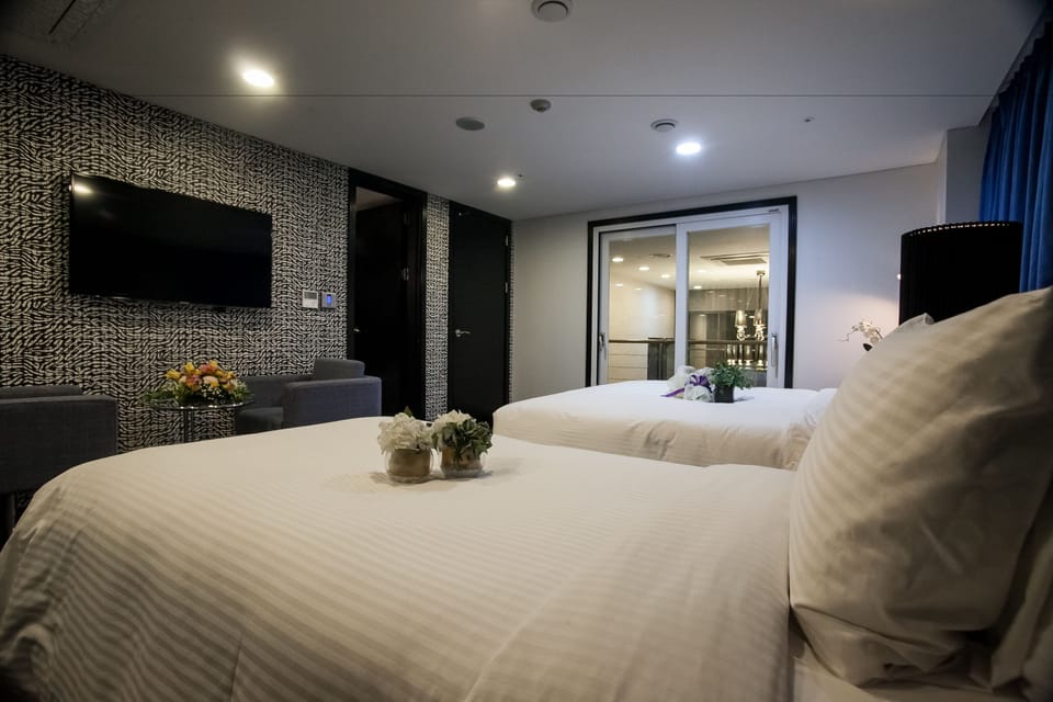 Premium bedding, down comforters, in-room safe, desk