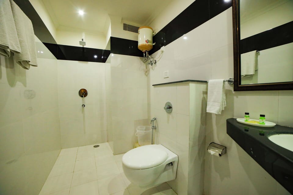 Shower, rainfall showerhead, free toiletries, hair dryer (on request)