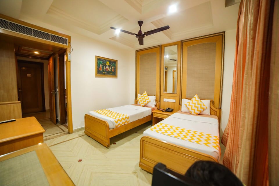 Deluxe Twin Room | Desk, blackout drapes, WiFi (free), bed sheets