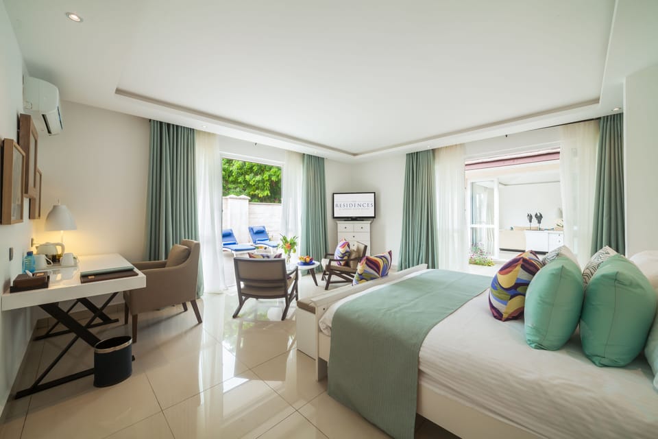 Egyptian cotton sheets, premium bedding, in-room safe, desk