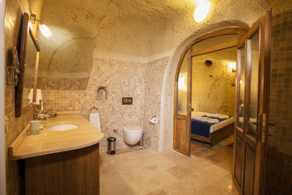 Executive Suite | Bathroom | Free toiletries, hair dryer, slippers, towels