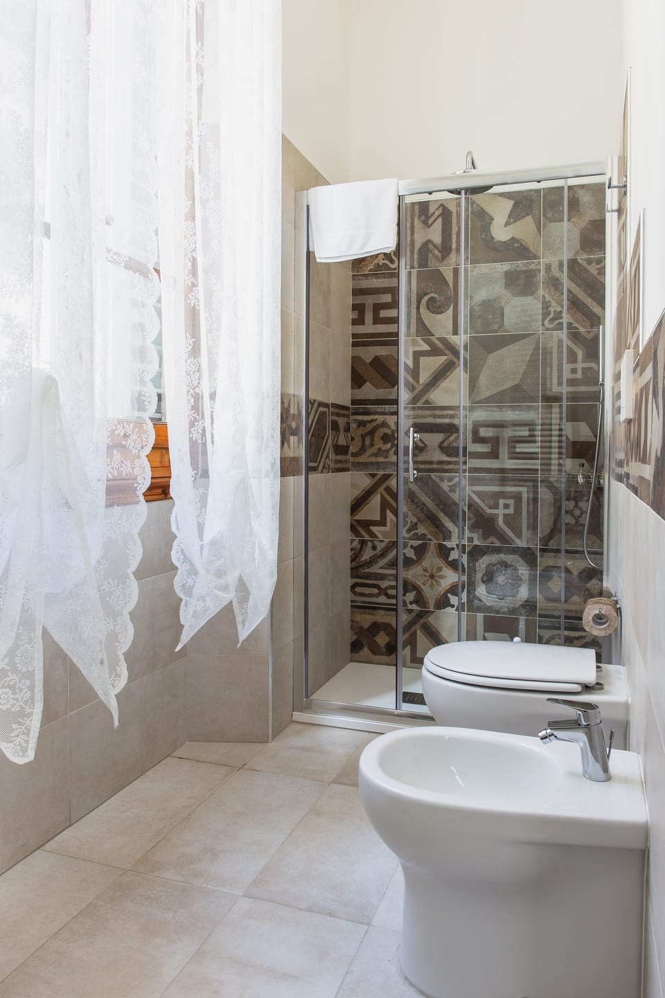 Deluxe Triple Room | Minibar, blackout drapes, WiFi (free), bed sheets