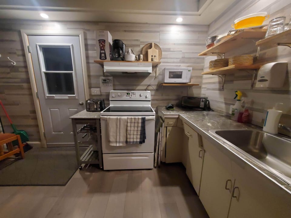 Classic Bungalow, 3 Bedrooms, Non Smoking, Kitchen | Private kitchen | Fridge, microwave, stovetop, cookware/dishes/utensils