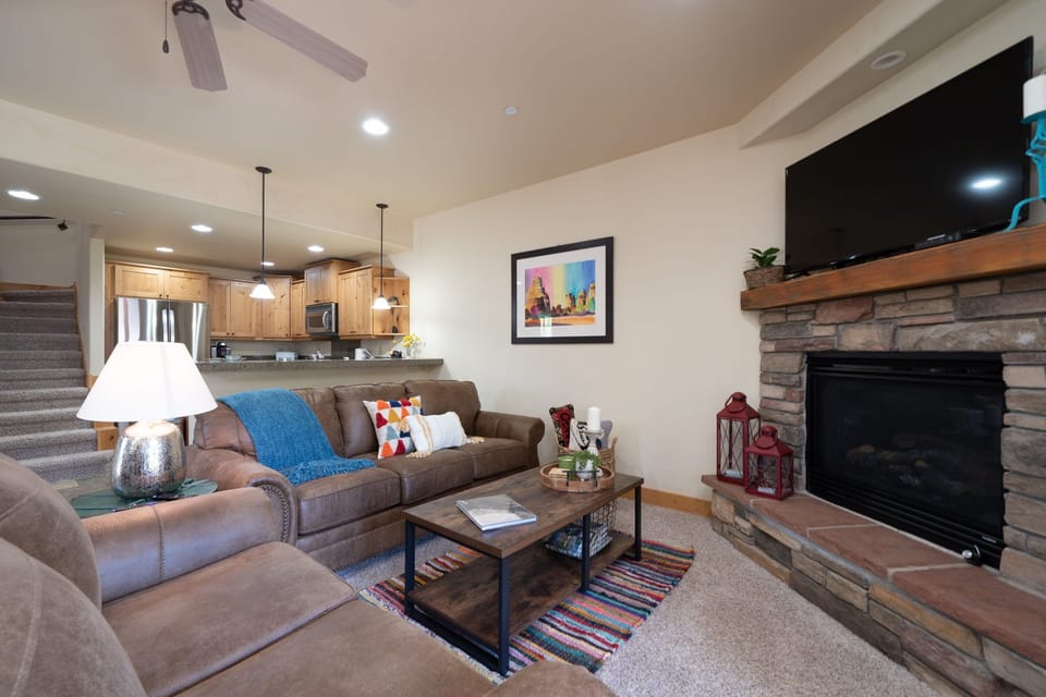 Living room/gas fireplace.