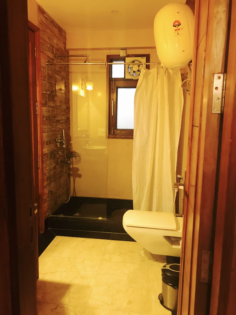 Deluxe Room | Bathroom | Shower, hair dryer, towels