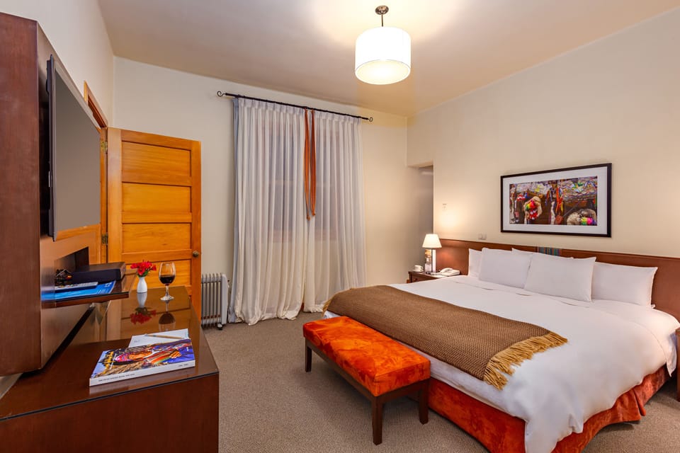 Suite | Premium bedding, desk, blackout drapes, WiFi (free)