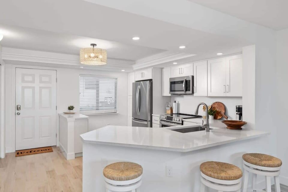 Large chef's kitchen with brand new appliances, fully equipped