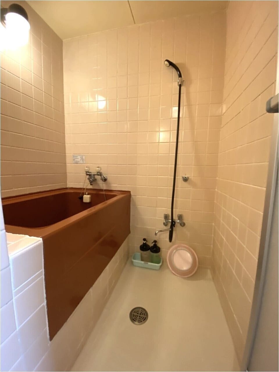 Combined shower/tub, deep soaking tub, free toiletries, hair dryer
