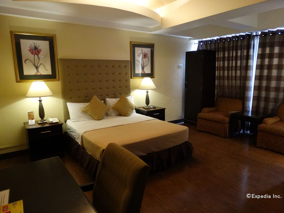 Suite | Minibar, in-room safe, desk, laptop workspace