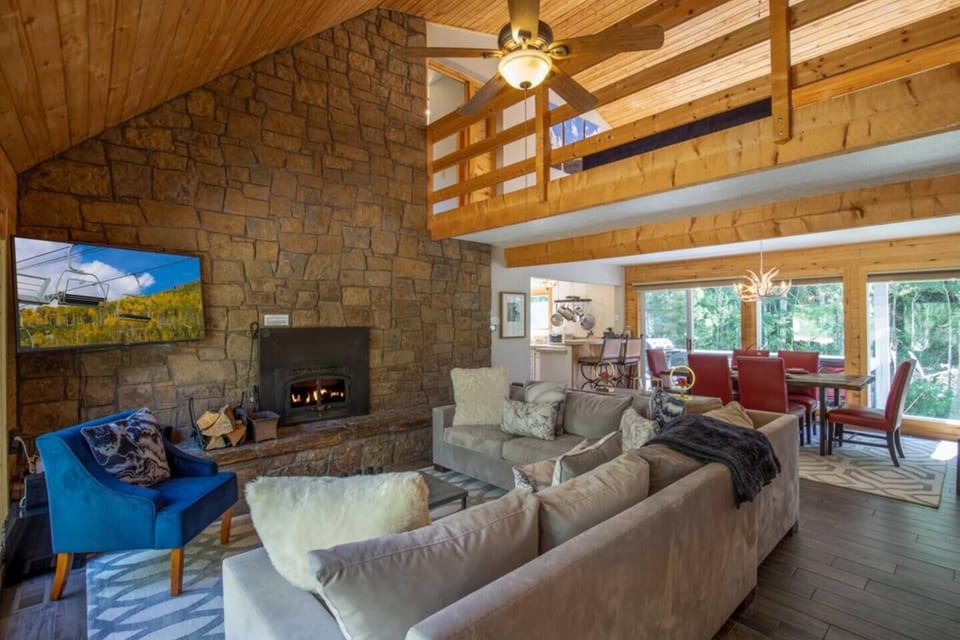 Open concept living room & kitchen