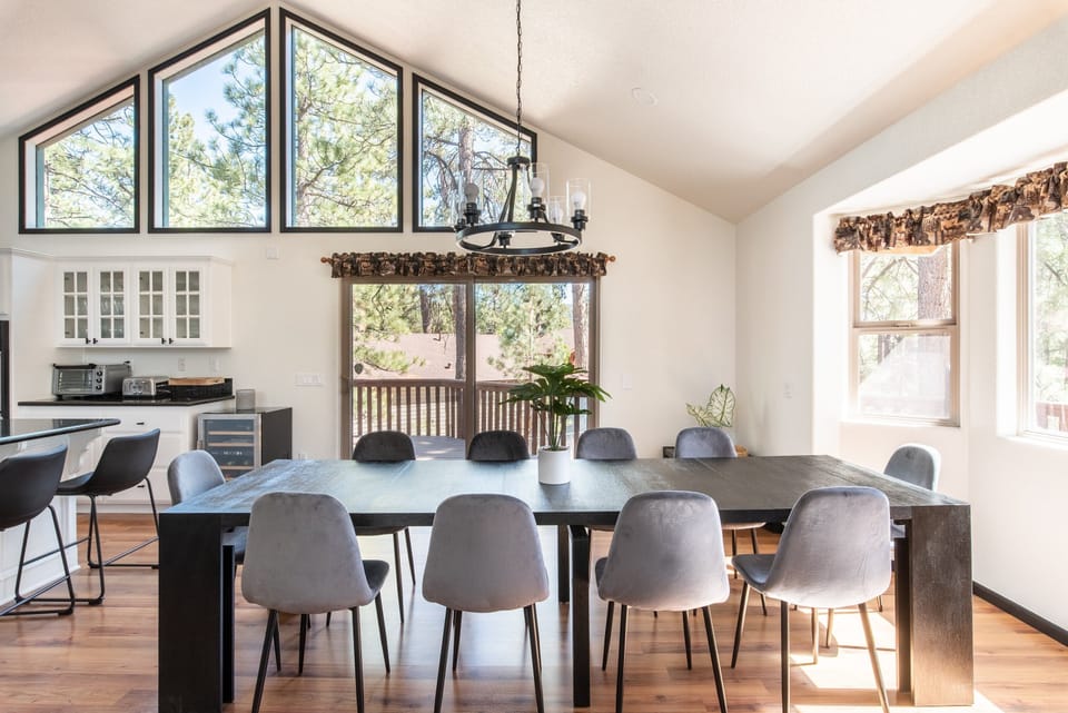 DINING ROOM AREA SEATS 10