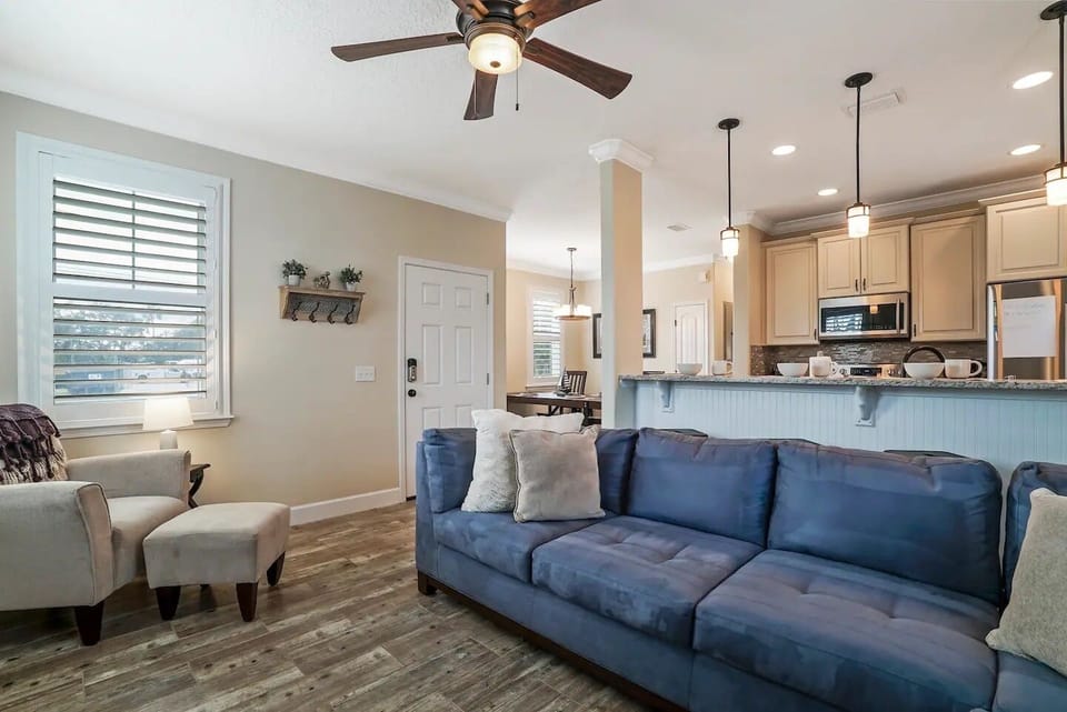 Airy, bright living room and kitchen area.