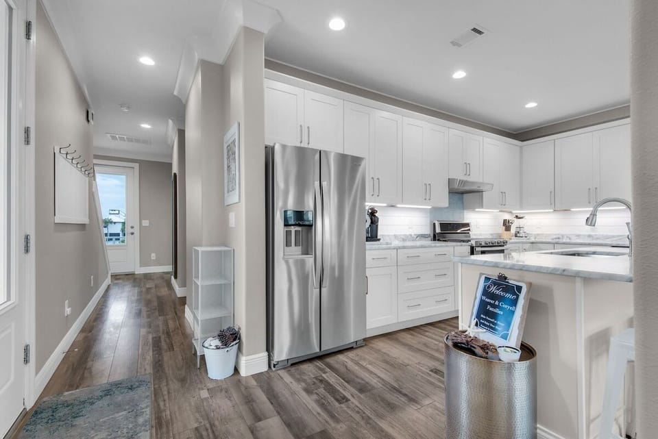 Large Fully Equipped Chef's Kitchen w/ Gas Range, Double Oven & Beverage Fridge 