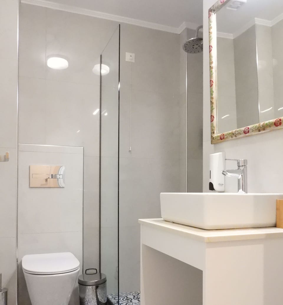 Shower, rainfall showerhead, free toiletries, hair dryer